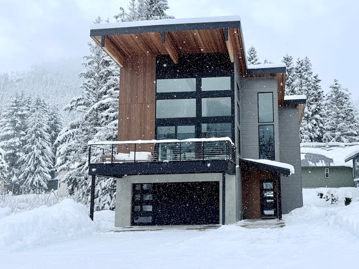 Modern Mountain Retreat - Snoqualmie Pass, WA