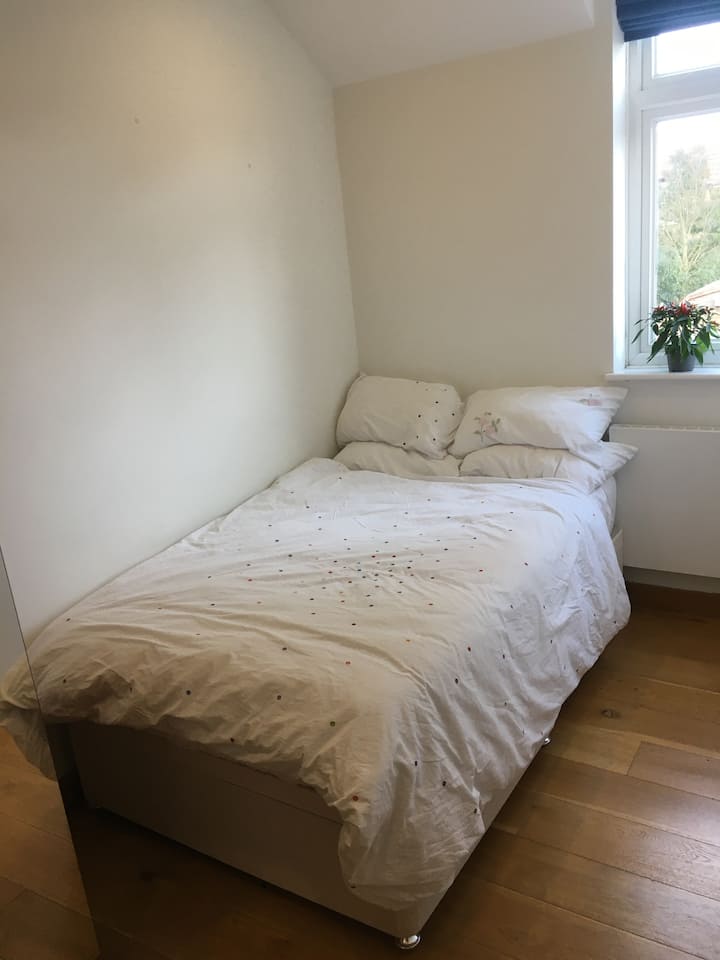 Letto a una piazza e mezza con spazio per riporre oggetti sotto il letto.