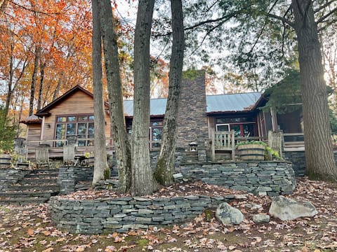 Lakefront Retreat 20 minutes from Middlebury