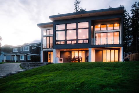 Royal Beacon: Tranquil Waterfront Retreat