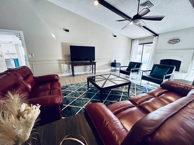 Private Home Near Strip •Sleeps 10 • Modern & Cozy