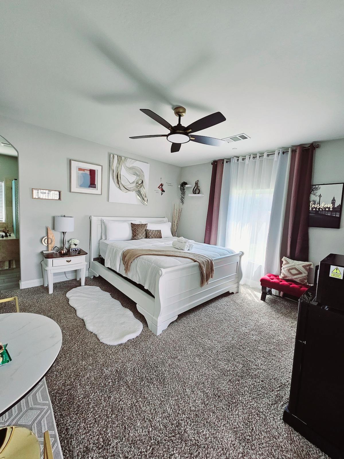 Დიდი ზომის საწოლი ძალიან კომფორტული მატრასით, რომელიც აღჭურვილია ყველაფრით, რაც გჭირდებათ, როგორიცაა მაცივარი,მიკროტალღური ღუმელი, ყავის ბარი , მაგიდის შესწავლა ,დამატებითი საწოლი ხალათით და დამატებითი საბანი ბალიშებით და დამატებითი ვენტილატორი 