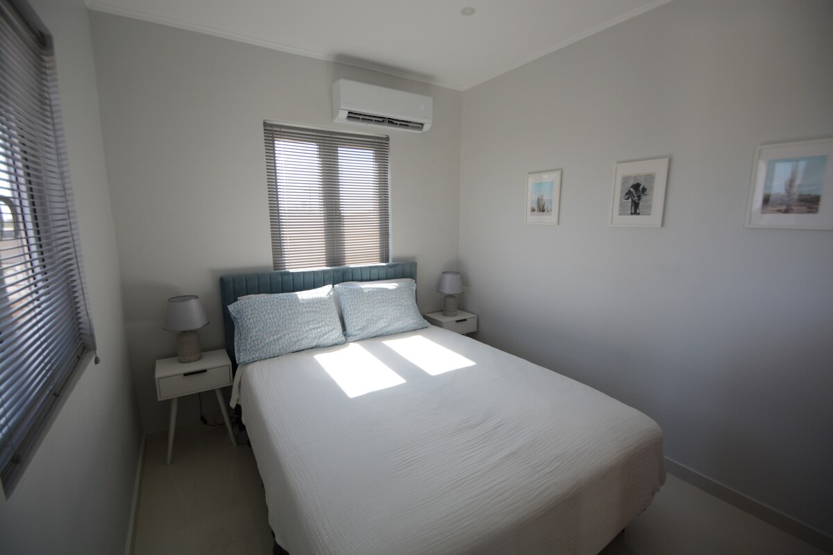 Стая с удобно легло и тоалетка. Намира се на втория етаж. 