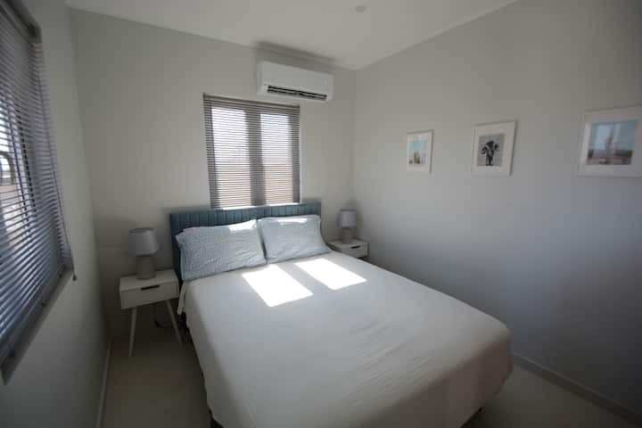 La chambre queen comprend un lit confortable et une commode. Il se situe au deuxième étage. 