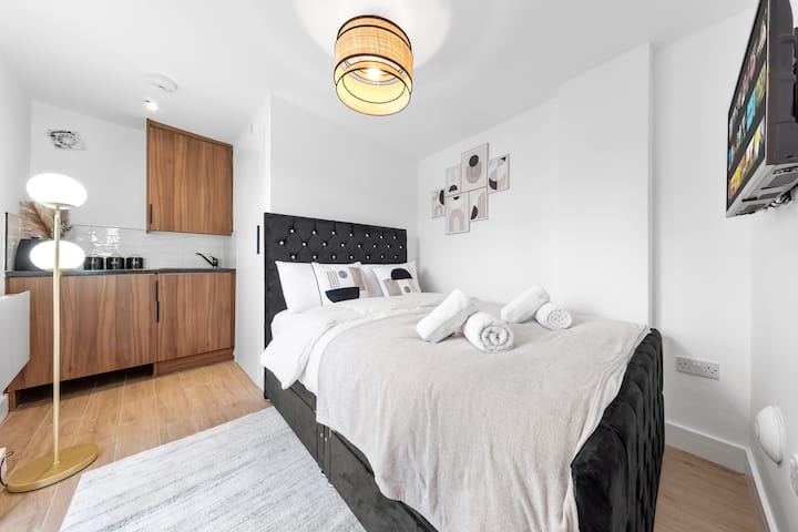 Cette chambre confortable comprend un lit double confortable avec du linge frais et des serviettes pour un séjour reposant. Une télévision est également fournie pour vous divertir et vous détendre.
