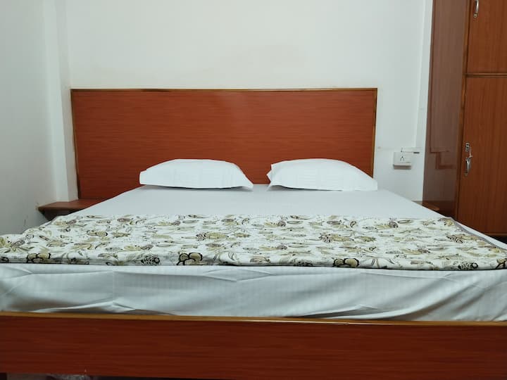 Dhoma nr.104 është e disponueshme me banjë ngjitur.