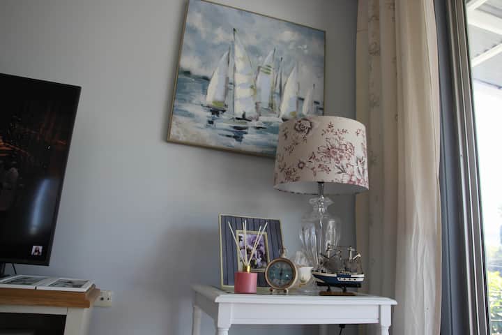 Ducky’s Lodge:
A Cozy Absolute Waterfront Retreat - Newcastle