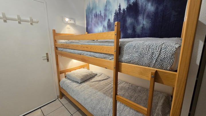 Zona e fjetjes në hyrje. 
Krevat marinari me fjetje 2 80*190 cm

"Përmbush kërkesat e sigurisë"
"NF Standard Compliant"
"Fjetja në lartësi nuk është e përshtatshme për fëmijët nën 6 vjeç"
Pesha maksimale e rekomanduar 100kg në total.