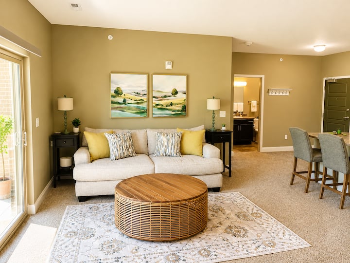 Gusto Galore Gilded Ground Floor W/attached Garage - Walnut Woods State Park, West Des Moines