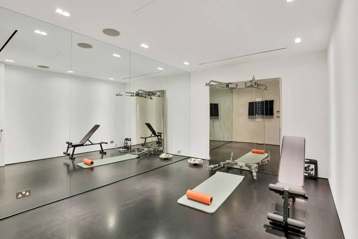 Paddington Luxury 3-Bed Mews, Private Cinema & Gym gallery image 2