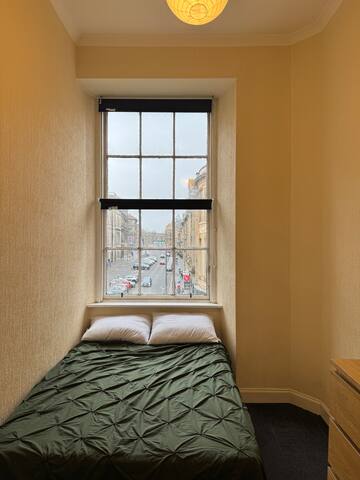 5 Bed Old Town Crash Pad gallery image 4