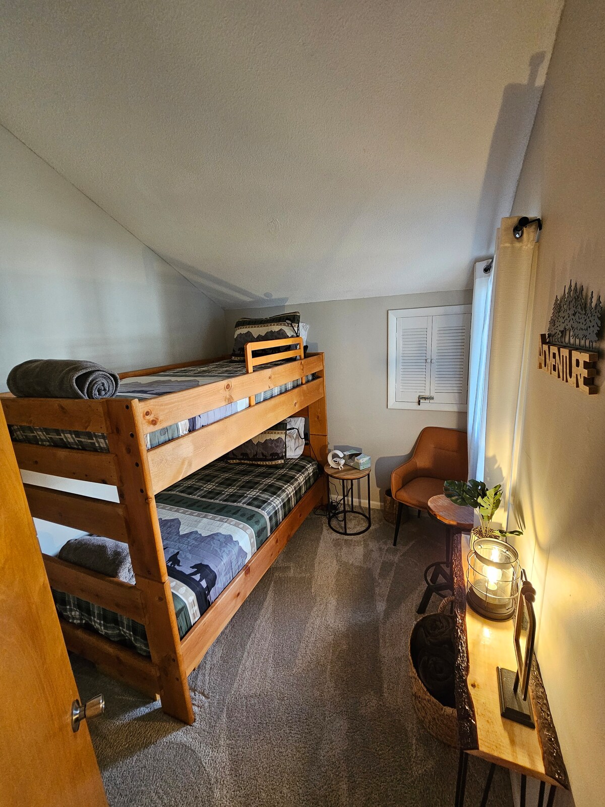 Segundo dormitorio con literas individuales y un armario para almacenamiento.