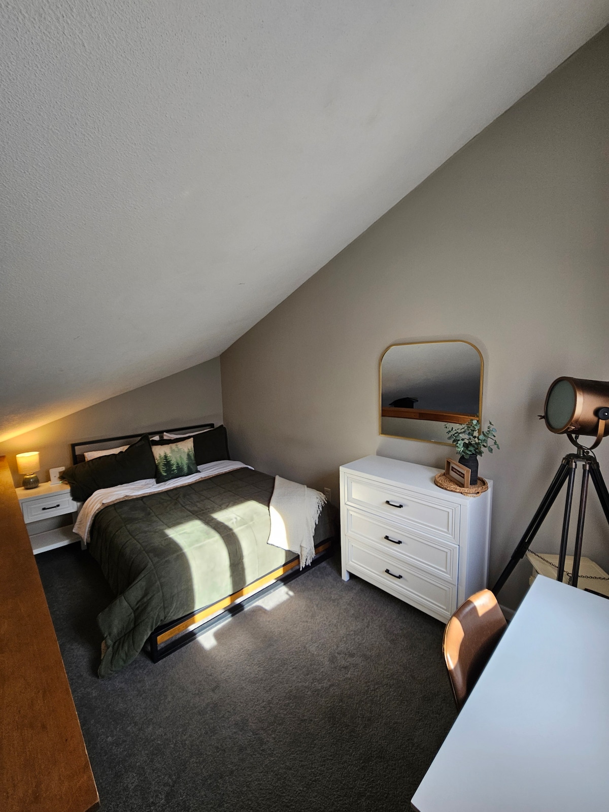 Loft para dormir con gran luz, cama queen, cómoda y espacio de trabajo.