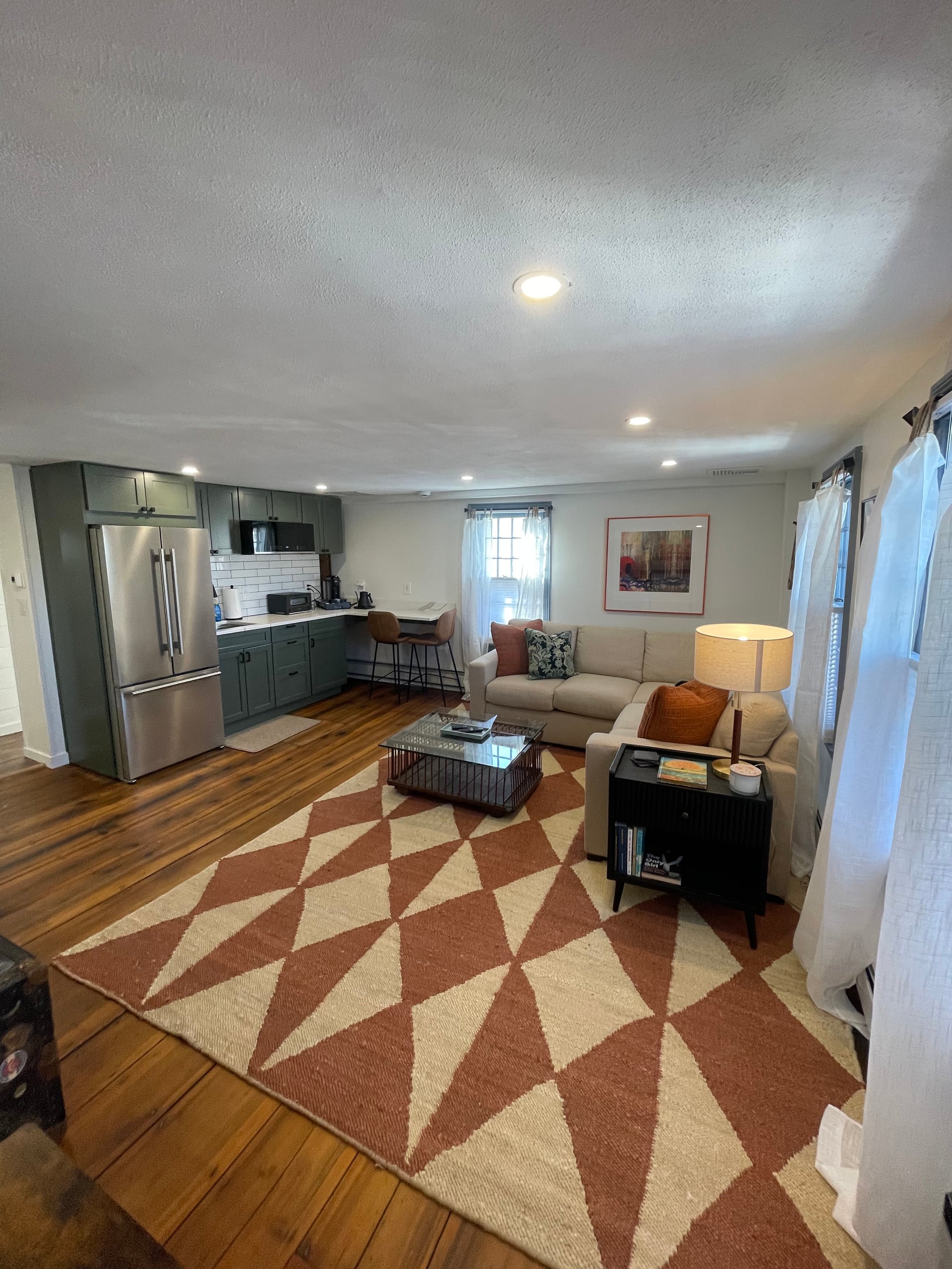 Apt in Historic Four Elms steps from the Green