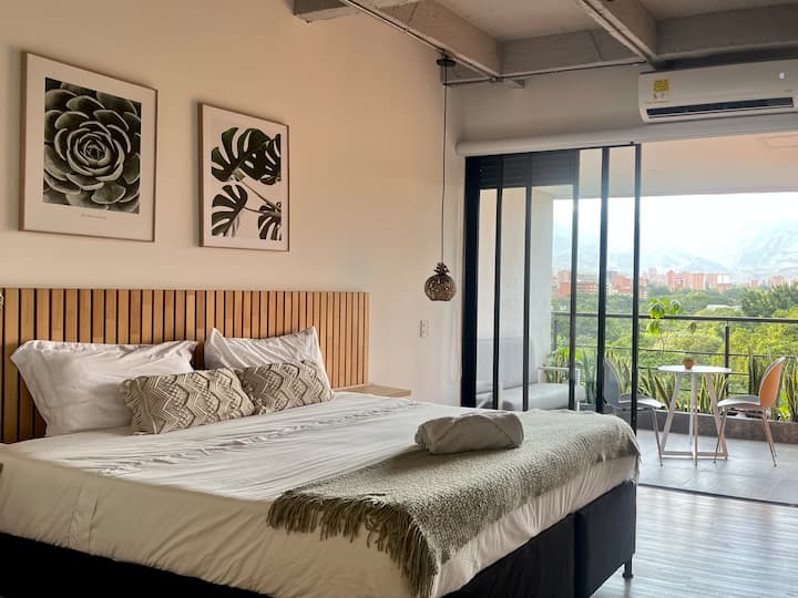 Kitanda aina ya King kilichowekwa katikati kwenye roshani, kilichoundwa ili kutoa usingizi wa utulivu. Kukiwa na mazingira ya amani na ya kisasa, ni mahali pazuri pa kupumzika na kufurahia mapumziko mazuri ya usiku.