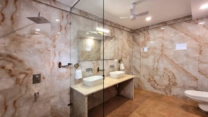 Full bathroom 9 image 1