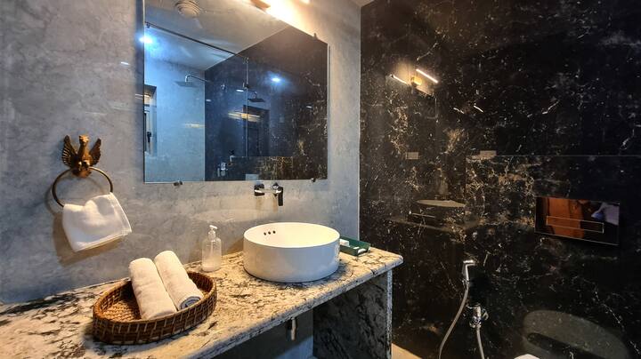 Full bathroom 5 image 3