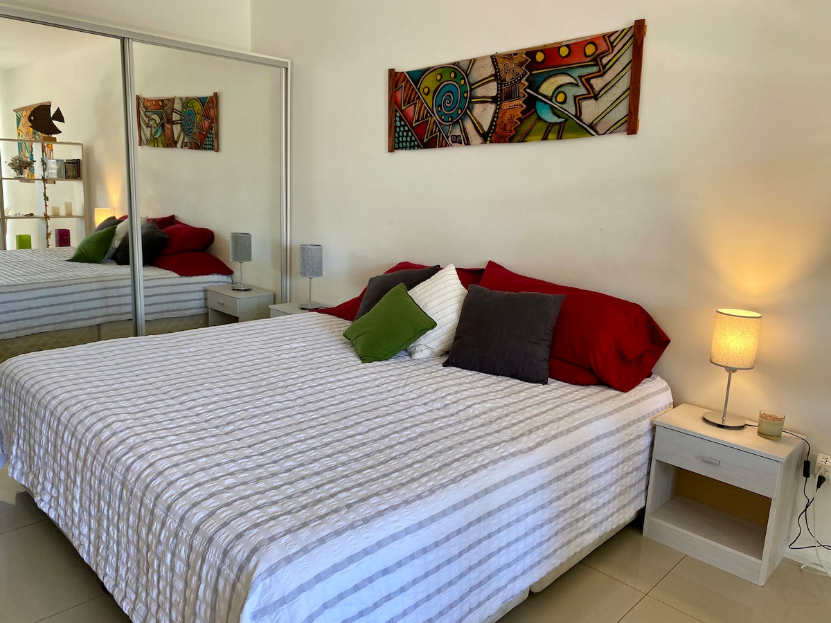 سرير بمقاس كينج مع بطانة ووسائد