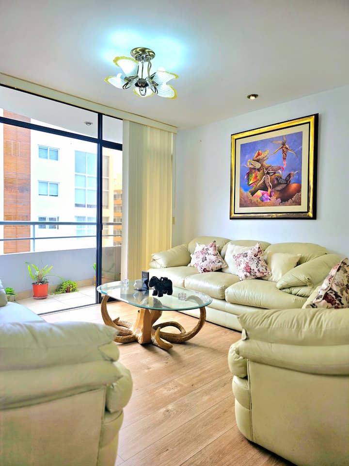 סלון נעים עם ספה ונוף למרפסת.

