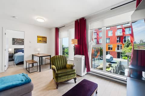 Successful Airbnb property: Cozy condo with excellent views, 5 mins to arena in Strathcona