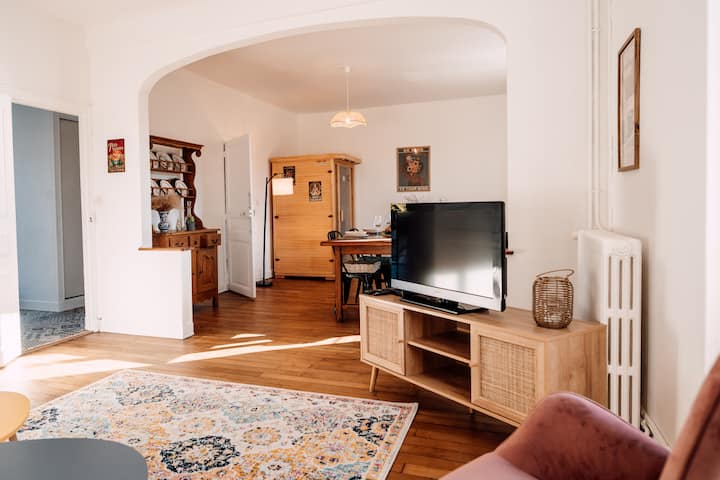 شقة في الطابق الأول: غرفة معيشة وتلفزيون مع نيتفليكس