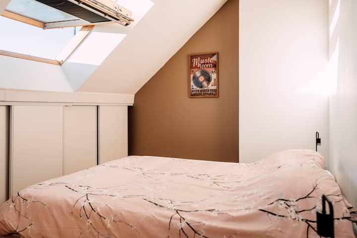 شقة في الطابق الثاني: غرفة نوم ثانية بسرير بمقاس كينج