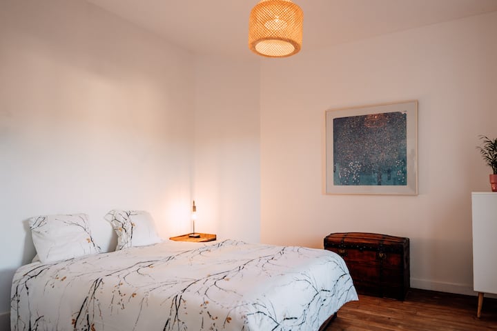 شقة في الطابق الأول: غرفة نوم كبيرة بسرير بمقاس كينج + سرير طفل