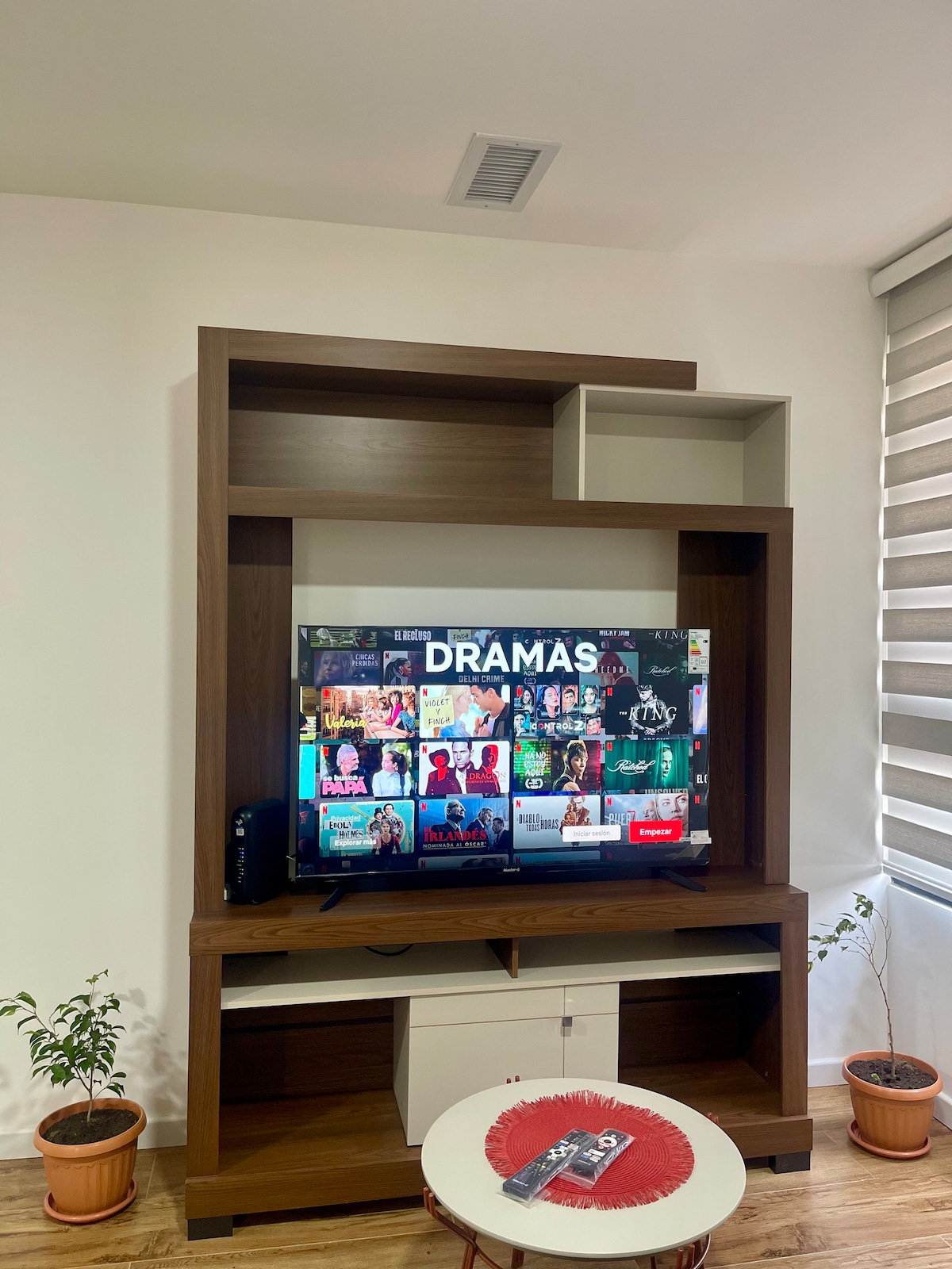  Dhomë ndenjjeje e plotë me divan krevat , që transmetohet në mënyrë që të mund të ndjekësh shfaqjet e tua të preferuara. 