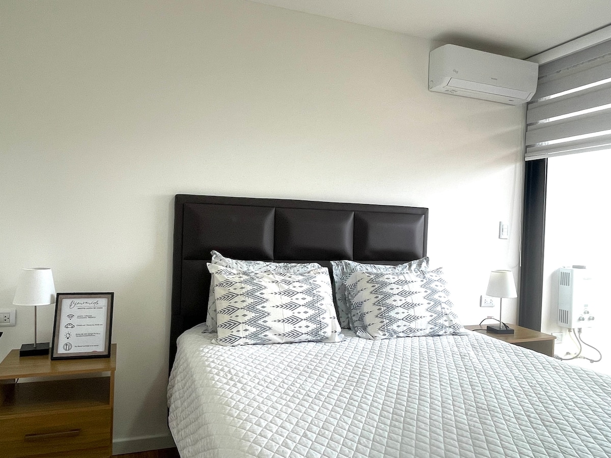 Dhomë gjumi me dollap të bollshëm.