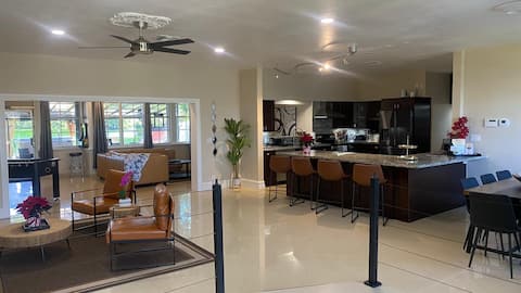Top Airbnb: Large 4 bed lake house near beach malls freeway in Hallandale Beach