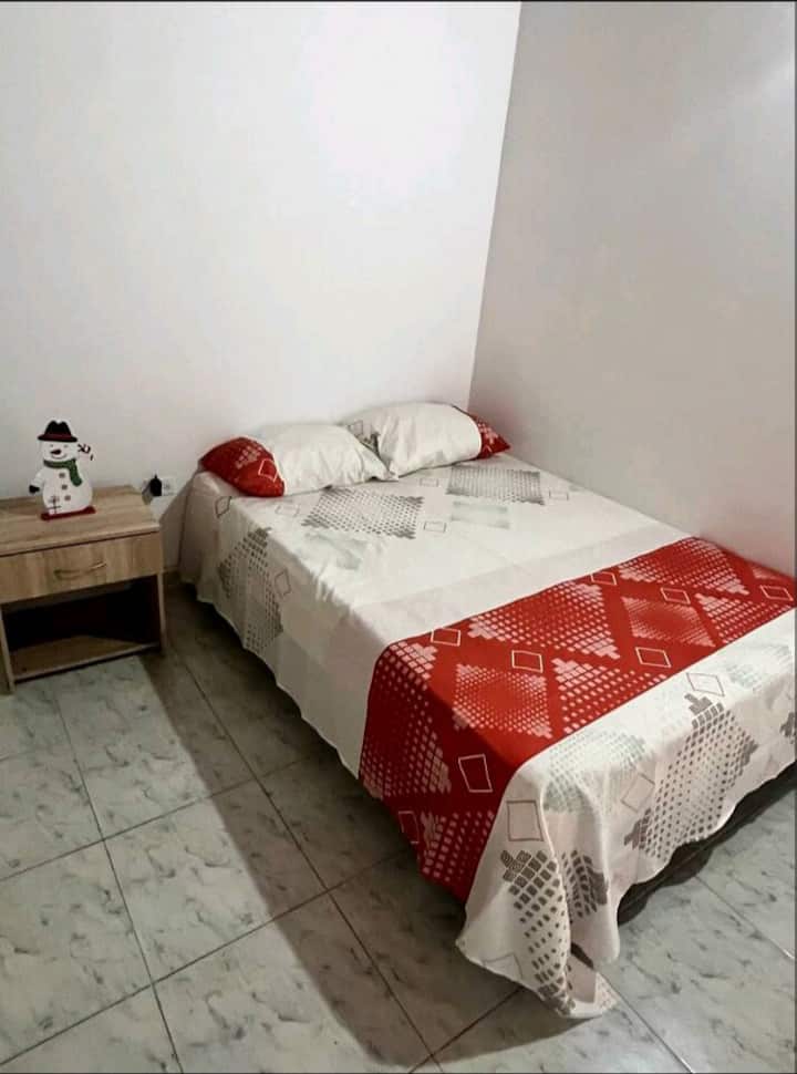 ريكامارا مع ليلة، خزانة، سرير، مروحة، نافذة تطل على الردهة في غرفة المعيشة.