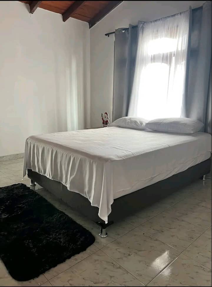 ريكامارا مزودة بطقم سرير، نوشيرو ، خزانة، احتياطي للسرير، نافذة ذات إطلالة داخلية، حمام مع دش في الغرفة.