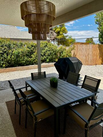 Modern retreat! Backyard pool oasis! gallery image 3