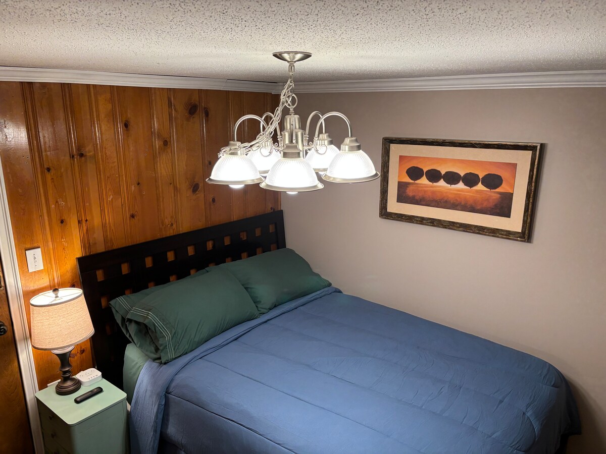 Супер удобен двоен размер, горен матрак на възглавница с копринено гладка чаршафи и юрган. Стандартният USB, USB - C портът и електрическите контакти са удобно разположени до леглото.