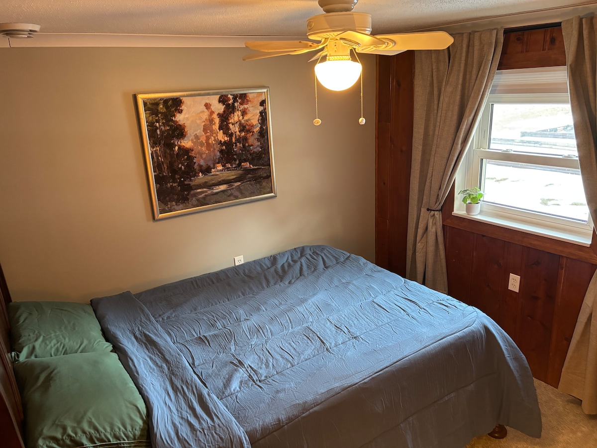 Много удобен матрак с мемори пяна с двоен размер, с копринено гладка чаршафи и юрган. Светлинна филтрираща сянка за уединение, без да липсва естествена светлина. Изолирани затъмняващи завеси за допълнителен комфорт и тъмнина.