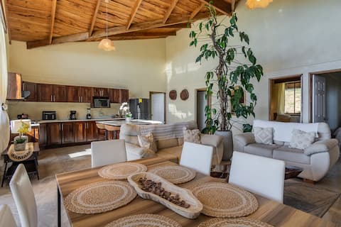 Mountain Retreat with Stunning view at Ube's House