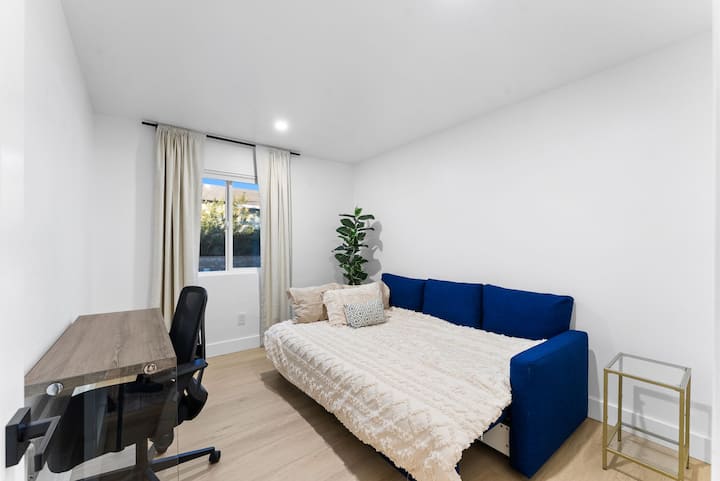 ดึงออกเป็นเตียงควีนไซส์ - มีแผ่นรองที่นอนเพื่อให้สบายเป็นพิเศษ!