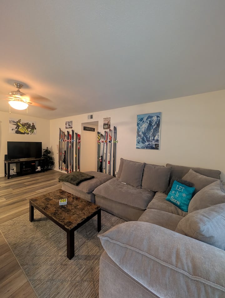 Snowhappencabin •Sleeps 9 •Hot Tub •Arcade Game - Melbourne, FL