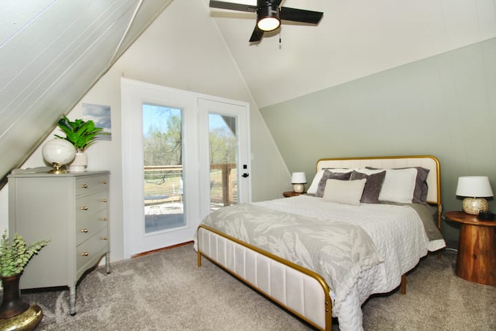 استفد من الوصول إلى الشرفة من غرفة النوم على اليمين. هناك أيضًا بياضات إضافية وسرير أطفال محمول وسخانات ومراوح إضافية بالإضافة إلى طاولة كي ومكواة داخل الخزانة. مساحة كبيرة لتخزين ملابسك.