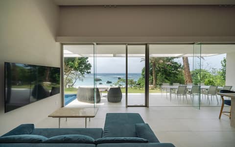 Breakfast and pick-up included! 10-second walk to the beach "Extremely luxurious, completely private