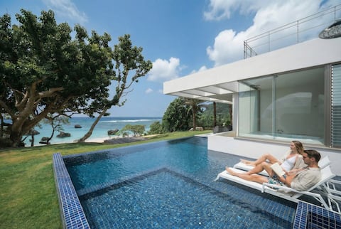 Breakfast and pick-up included! 10-second walk to the beach "Extremely luxurious, completely private