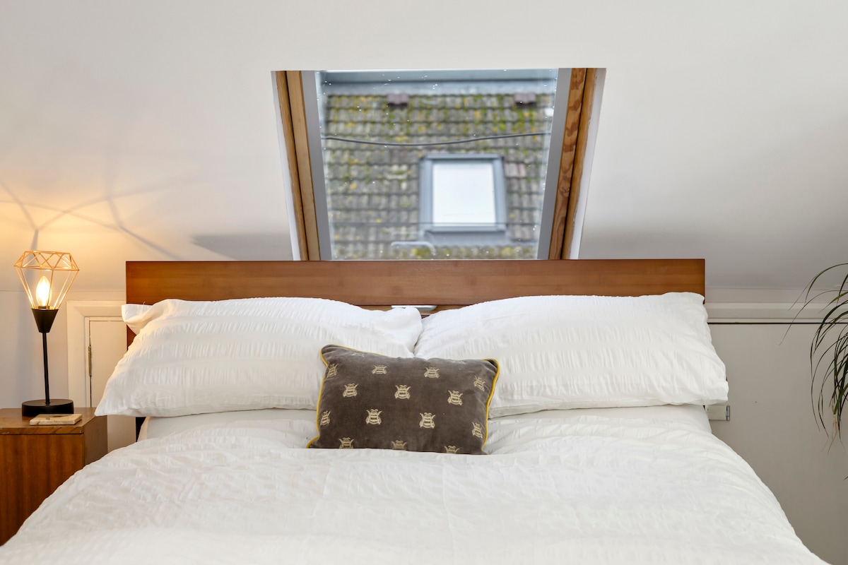 Брачен кревет (широк 150-179 см) во поткровјето е вашата главна спална соба.  Има и тоалет и мијалник.  Поглед кон предниот и задниот дел на куќата со доволно светлина и простор.