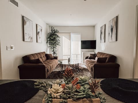 Popular Airbnb listing: Hollywood Walk of Fame Paradise / Luxury Pool View in West Hollywood