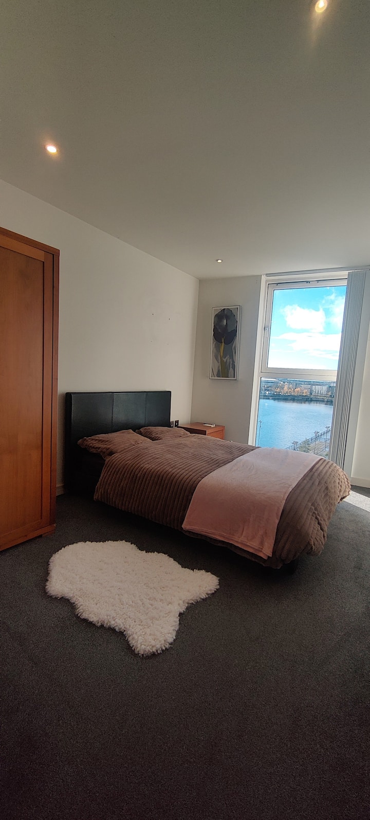 De kamer heeft al het beddengoed, de kast, verwarming, bijzettafel en alles wat je nodig hebt in je ruimte. Voor al het andere kun je me vragen en ik zal het indien mogelijk verstrekken. 