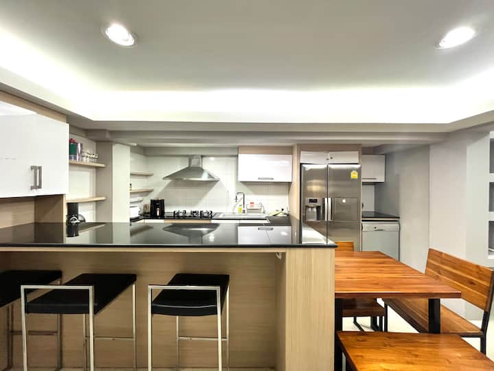 Lamoon Tha Phae อาคาร 5 ชั้นมีดาดฟ้า 4br 10 เตียง 19คน - Chiang Mai