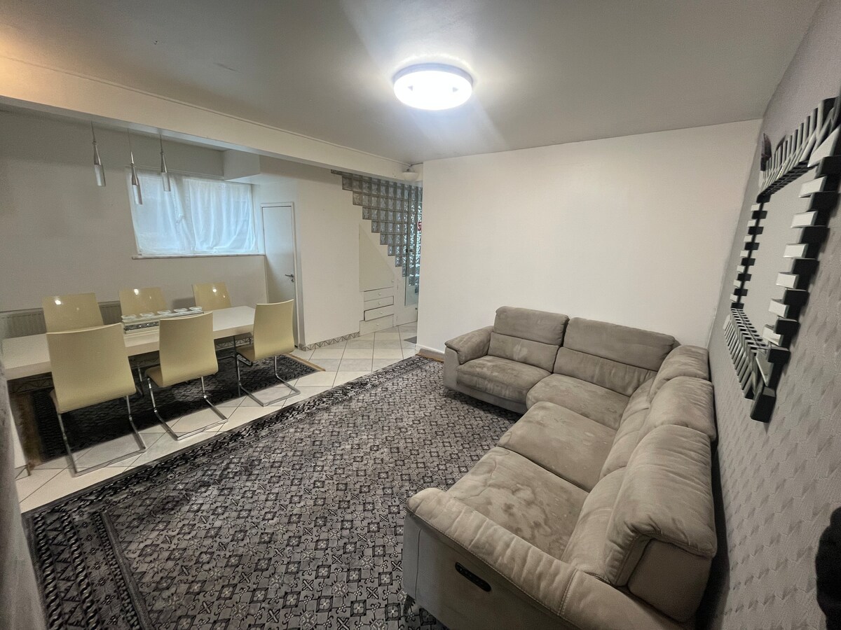 Top performing Airbnb: Spacious, family-friendly house! in Elstree And Borehamwood