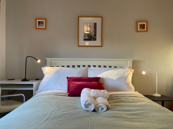 Efter en god natts sömn, med vetskapen om att romerska bad, georgianska gator och promenader längs floden bara ligger några minuter bort.