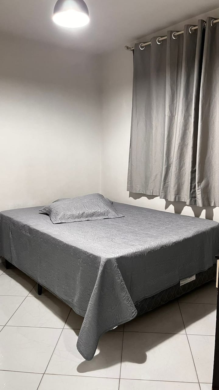 تحتوي غرفة النوم هذه على سرير مزدوج + مرتبة مزدوجة إضافية يمكن وضعها في غرفة المعيشة