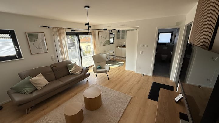 Თანამედროვე და ელეგანტური სტუდია ✨ Helles, ღია დიზაინი მყუდრო საცხოვრებელი სივრცით, დიდი ტერასა და სრულად აღჭურვილი სამზარეულოები. Იდეალურია საღამოობითა და მყუდრო საცხოვრებლებისთვის. Მშვიდი მდებარეობა ბევრი დღის სინათლით – იდეალურია იმისთვის, რომ თავი კარგად იგრძნოთ! 