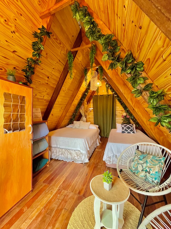 en la habitación contamos con una cama matrimonial, una soltera y un colchón adicional. Sábanas y mantas.
Cortinas antisolares y Aire Acondicionado.
